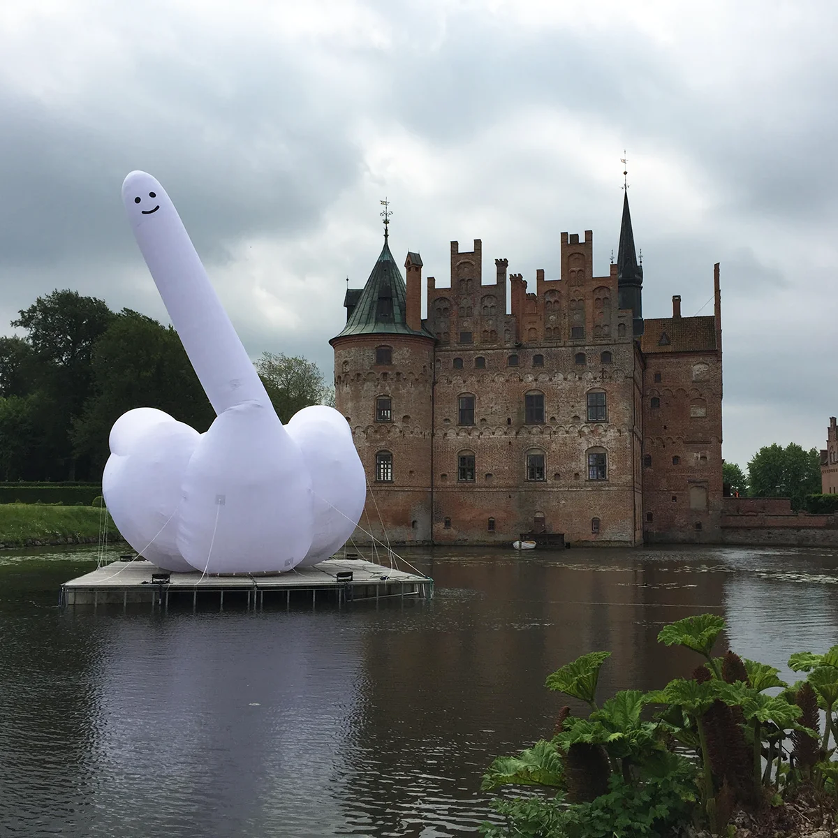 David Shrigley | Swan Thing (2019) at Heartland Festival | Zarastro Art